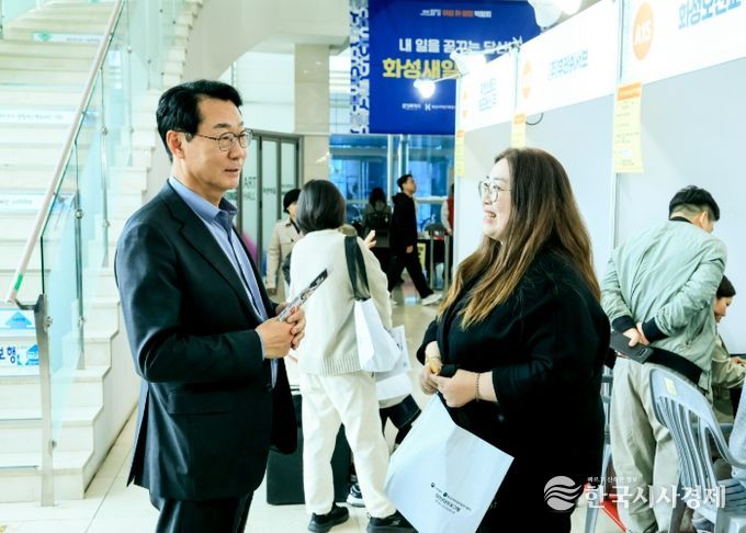 정명근 화성특례시장이 21일 여성 취창업 박람회를 찾은 시민과 대화하고 있다