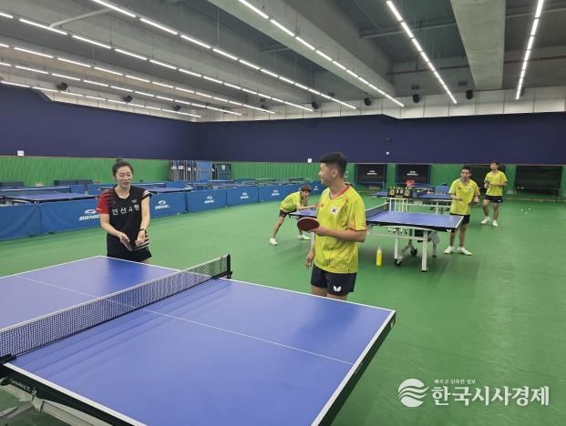 안산시 직장운동경기부 탁구부 선수들이 장애인 탁구 국가대표 선수단을 대상으로 자세교정 등 원포인트 레슨을 하고 있다.