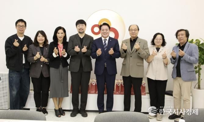 안양문화예술재단은 제8회 안양공공예술프로젝트 집행위원회를 개최하고 향후 추진 방향을 논의했다.