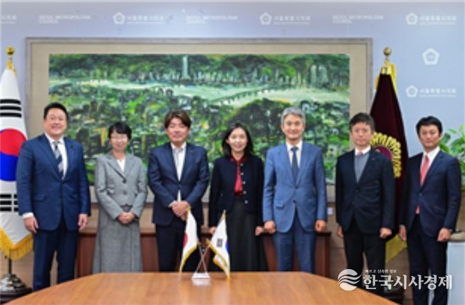 도쿄도의회 방문단과 기념 촬영하는 최호정 의장(가운데)