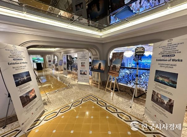경주시 세계유산도시기구 아·태지역사무처가 베트남 후에시에서 열린 ‘제5차 세계유산도시기구 아·태지역총회’ 기간 중 ‘2025 OWHC-AP 세계유산도시 콘텐츠 공모전’ 수상작 전시회를 열고 있다.