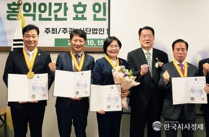경로의 달 수상자들이 수상을 기념해 한 자리에 모였다.