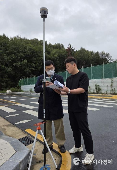 신설된 지적기준점을 점검하고 있는 영천시 관계자들