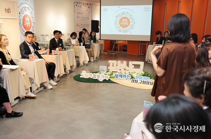 박병규 광산구청장이 지난 13일 이야기꽃도서관에서 그림책 활동가와 함께하는 찾아가는 경청 구청장실을 열고, 활동가들의 이야기를 듣고 있다.