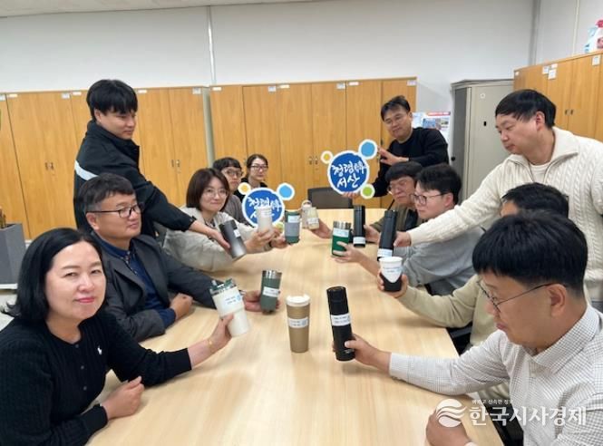 투자유치과 직원들이 ‘청렴텀블러’ 캠페인에 참여해 개인 텀블러에 청렴 문구 스티커를 부착하고 있다.