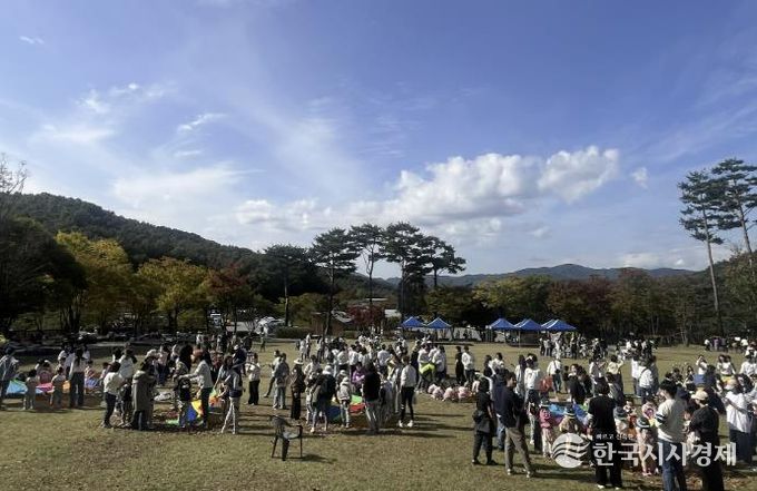 용인특례시는 유아숲 특별 프로그램인 '꼬마마법사의 단풍숲 놀이터' 행사를 개최했다