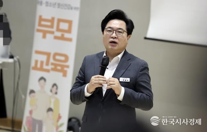 박일하 동작구청장이 지난 5월, 서울 대방동 서울가족플라자에서 열린 ‘2025 아동·청소년 정신건강 부모 교육’에 참석해 인사말을 하고 있다.