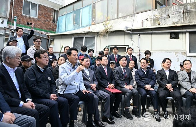 오세훈 서울시장은 24일 오전 국민의힘 지도부와 ‘노원구 상계5 재정비촉진구역’을 방문해 주민들과 의견을 나누고 있다.