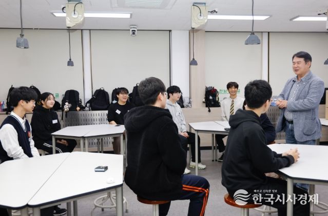 이정선 광주시교육감이 23일 전남대에서 진행한 ‘꿈꾸는 공작소’ 프로그램에 참여한 학생들을 격려하고 있다