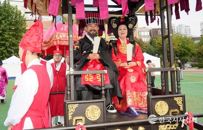 조선시대 왕의 행차를 재현한 제35회 청룡문화제 어가행렬에서 임금과 왕비가 가마를 타고 입장하고 있다