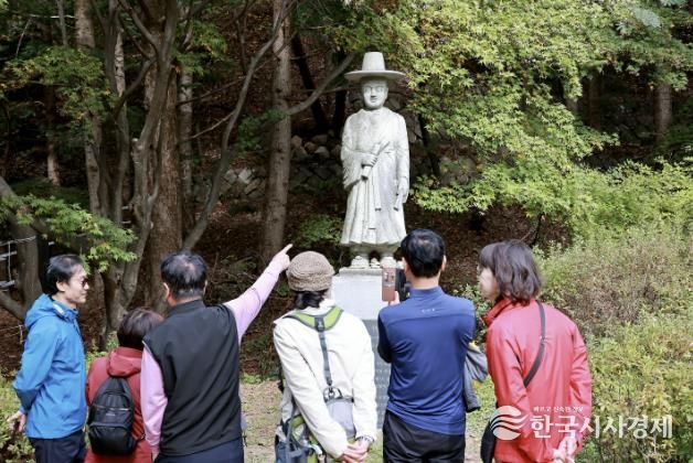 괴산군 연풍면 조령산의 연풍선비길 선비상 앞에서 방문객들이 기념사진을 촬영하고 있다