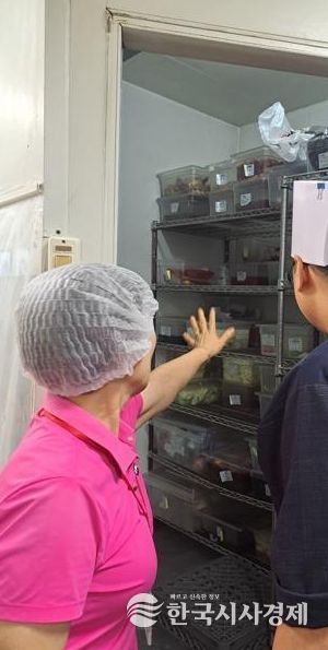 소비자식품위생감시원 위생 점검 장면