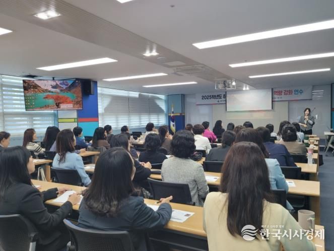 울산교육청은 24일 다산홀에서 위클래스 담당 교사를 대상으로 '청소년 도박 문데 효과적 대응을 위한 역량 강화 연수'를 열었다