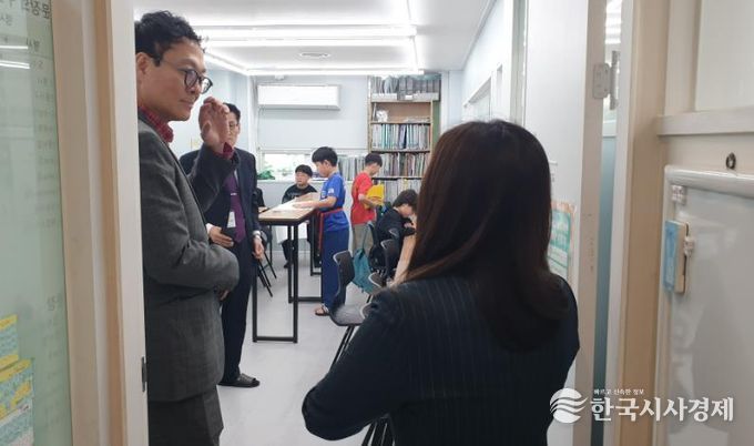 강북교육지원청 박상걸 행정지원국장이 27일 써니영어학원에서 특별 정기 지도점검을 했다
