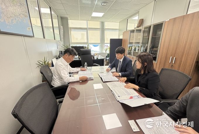 박창환 경제예산심의관(왼쪽)