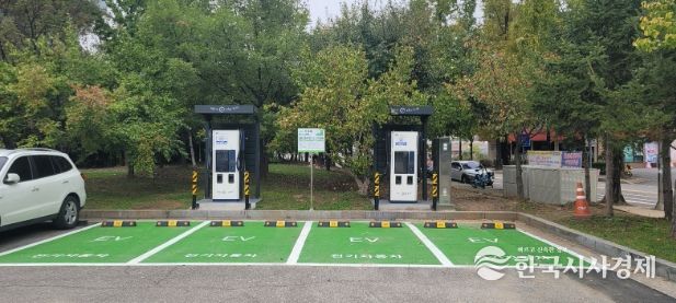 1. 천안종합운동장에 설치된 전기차 충전시설 모습.