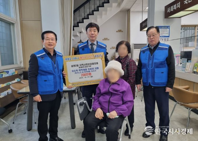 광명시 광명2동 지역사회보장협의체는 지난 27일 경제적 어려움으로 치료를 미루고 있던 독거노인과 복지 사각지대 10가구에 총 200만 원의 의료비를 지원했다.