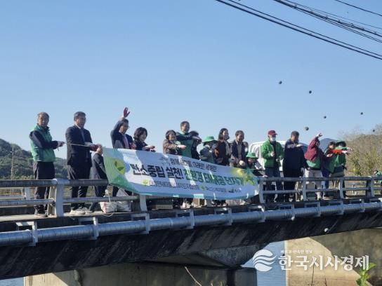 대흥면 EM 흙공 던지기 행사 모습