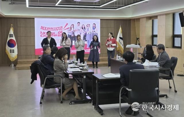 안산시 선후배 공직자 간 소통-멘토 교육에 참여한 7개 팀 중 최종 심사에 오른 '낙(樂)낙(Knock)' 팀원들이 발표를 진행하고 있다.