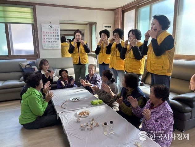 영주시자원봉사센터에서 오감을 활용한 프로그램을 진행하고 있다(하모니카 연주 청각회상)