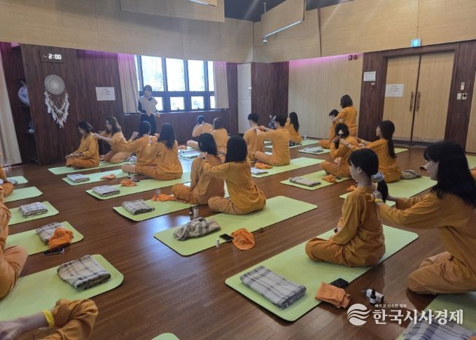 ‘2025년 하반기 민원담당공무원 힐링 워크숍’에서 진행된 아로마 테라피