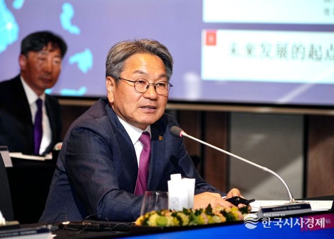 강기정 광주광역시장이 29일 서울 포시즌스 호텔에서 열린 '제3회 한중 지사·성장 회의'에 참석해 '한중지방정부 산업혁신과 상생의 길'을 주제로 발표하고 있다./광주광역시 제공