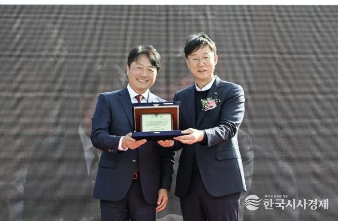 이민근 안산시장(오른쪽)이 윤동열 안산대학교 총장(왼쪽)으로부터 감사패를 전달받고 함께 기념촬영을 하고 있다.