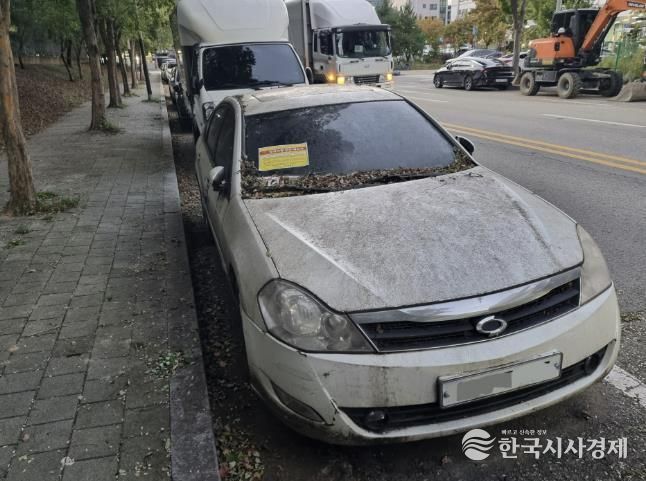 도로에 무단으로 방치된 차량