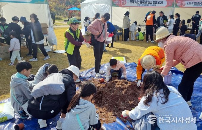 아산문화공원 잔디광장에서 열린 ‘제9회 아산시 숲 체험의 날’ 행사 모습.