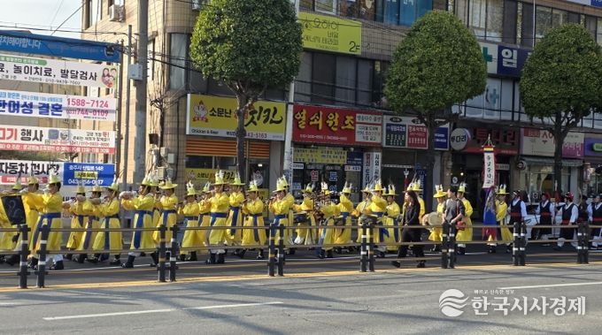 충청감영문화제 행사 성황리 개최(관찰사 순력행차가 진행되고 있다.
