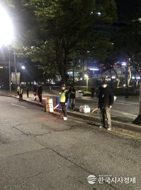 성남 판교 유스페이스 인근에서 관외택시 불법 영업 합동단속 중인 모습