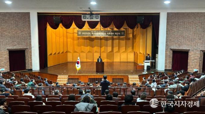 울산교육청 김일성 과장이 3일 울산대 해송홀에서 열린 학교운동부 지도자 직무연수에서 인사말을 하고있다