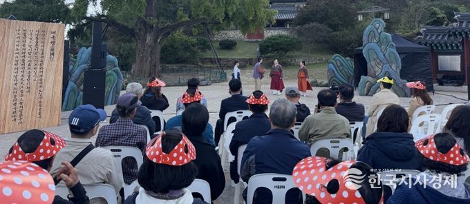 임고서원 은행나무 앞 야외마당에서 ‘나그네 마음을 담다’ 창작 마당극 공연이 펼쳐지고 있다.