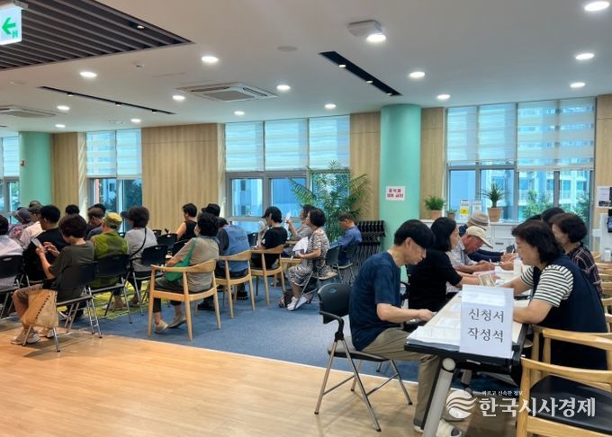 7월 퇴계원읍에서 봉사자들이 원활한 운영을 위한 봉사활동을 펼치고 있다.