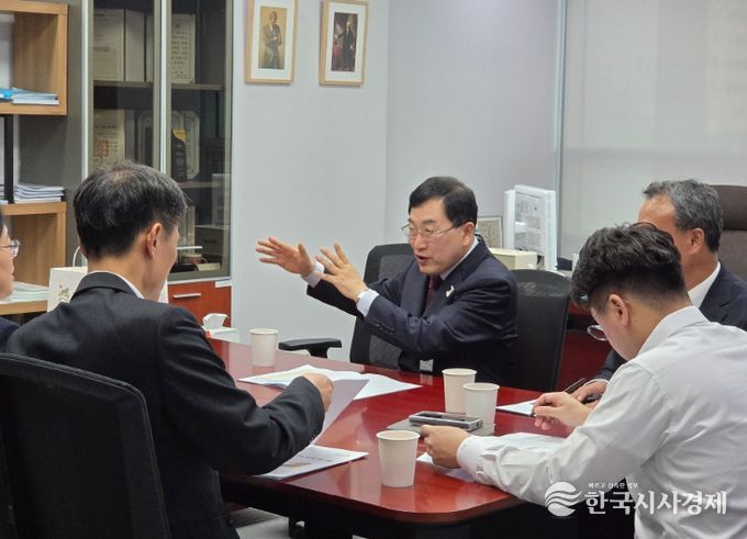 주낙영 경주시장이 4일 국회를 방문해 예결위 한병도 위원장을 비롯한 7명의 의원들을 차례로 만나 내년도 국비 지원을 요청하고 있다