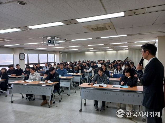 충주시 새내기 직원 대상 법무교육 추진(교육을 듣고 있는 직원들