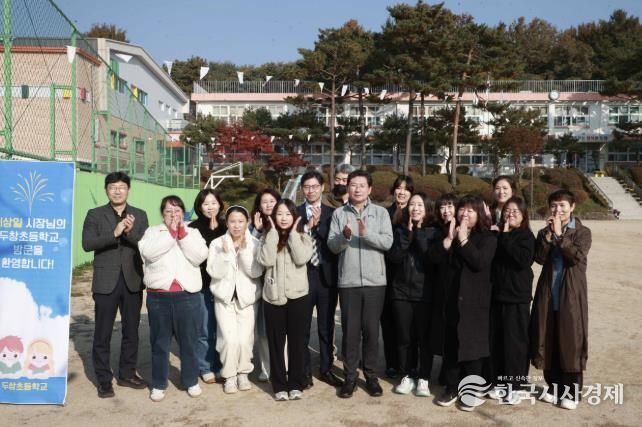 이상일 용인특례시장이 처인구 원삼면 두창초등학교에서 학교환경 개선을 위한 간담회를 열었다.