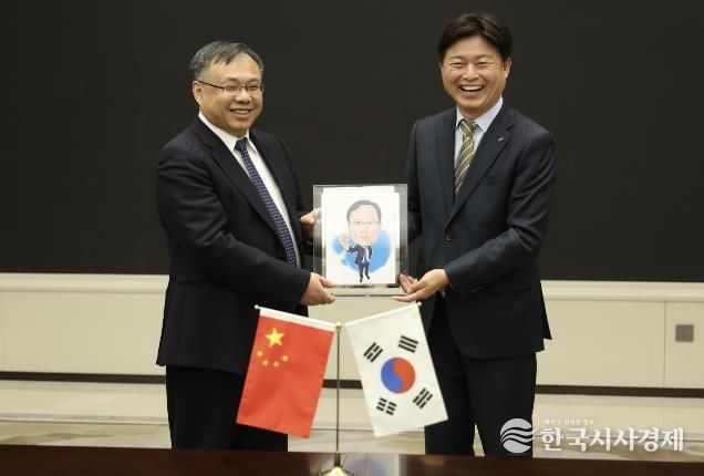 조용익 부천시장(오른쪽)이 2일 왕흐어성 하얼빈시장을 만나 자매결연 체결 30주년을 기념하며 사진을 촬영하고 있다.