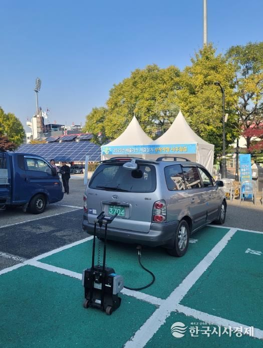 수원시와 수도권대기환경청·저감장치 제작사가 수원종합운동장에서 합동점검을 하고 있다.