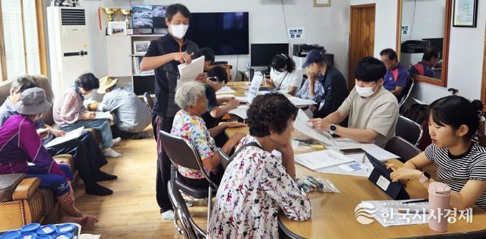 경상남도 환경보건센터가 9월 22일 창원특례시 의창구 동읍에서 환경유해인자 노출평가 및 건강모니터링을 수행하고 있다