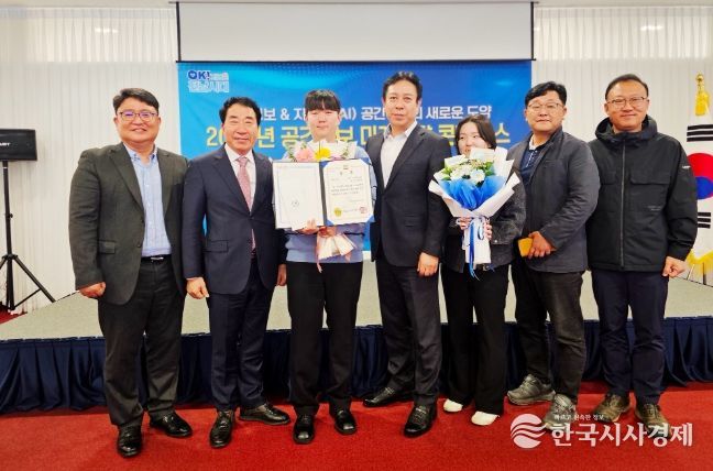 강진군이 ’2025년 공간정보 및 도로명주소 연구과제 경진대회‘에서 최우수상을 수상하고 기념촬영을 하고 있다.