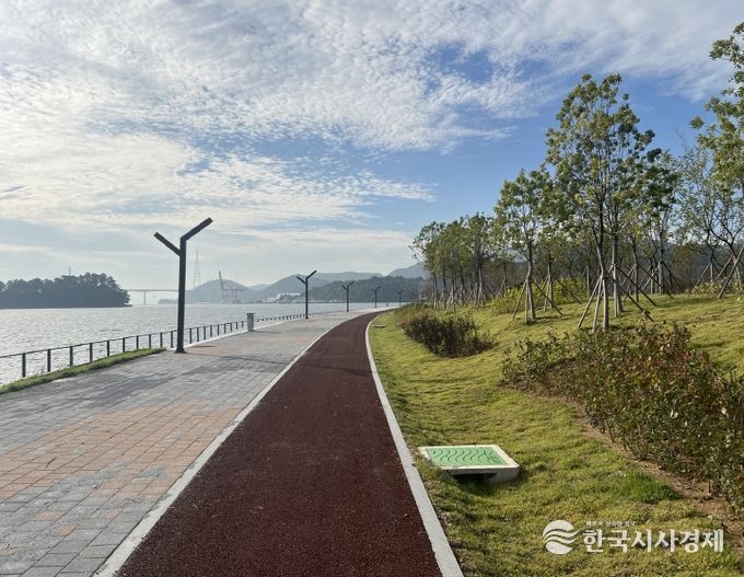 해양신도시 상부산책로, 에메랄드 그린웨이 맨발걷기, 웰컴스퀘어 광장