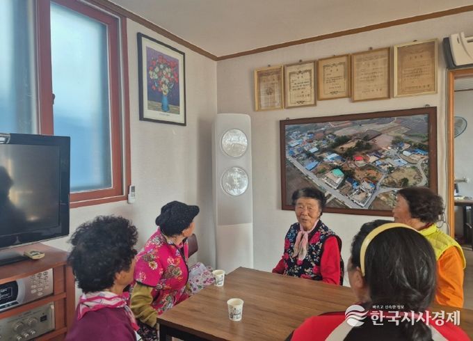 가전제품 구입비 지원으로 경로당에 새로 설치된 에어컨