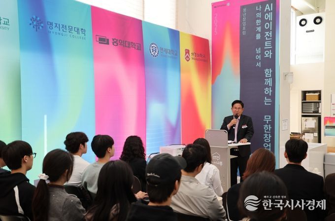 박강수 마포구청장이 청년들에게 응원의 말을 전하고 있다.