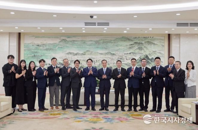 동관시 방문 기념 단체사진