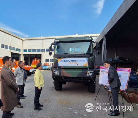 국민생활안전 긴급대응연구 2단계(2025년~2027년) 과제인 `중계급수용 대형산불진화차량` 기본차체(K-751_중형표준차량)에 대해 연구개발기관 담당자가 설명하고있다.