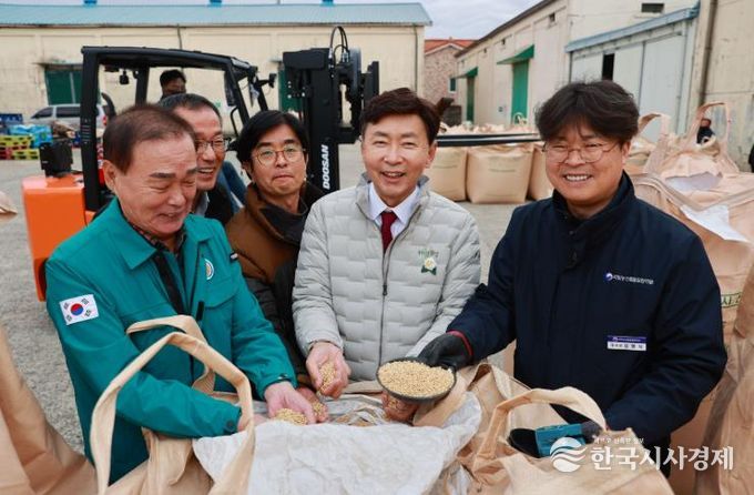 보성군이 오는 11일 겸백면을 시작으로 12개 읍면에서 2025년도 공공비축미곡 포대벼 매입을 본격 추진한다_전년도 수매 현장 모습