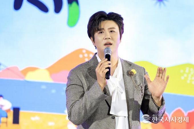 창원시 트롯천재 진해성, 해군장병지원사업에 500만 원 기부