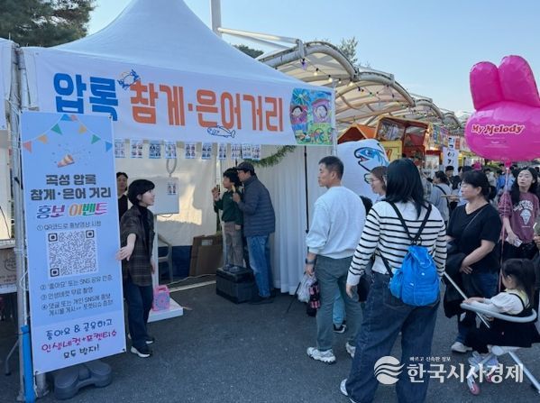 정화활동에 참여하고 있는 음식거리 영업주들