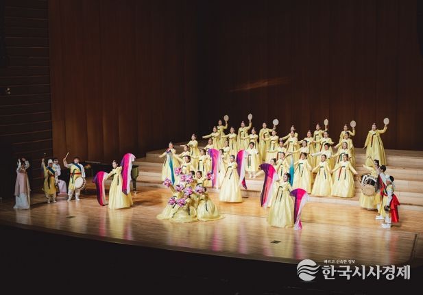 나주시립소년소녀합창단이 제21회 부산국제합창제에서 청소년 부문 3위와 금상을 수상했다. 사진은 부산국제합창제 경연대회에서 공연을 하는 나주시립소년소녀합창단 모습.